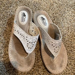 White mountain sandal with jeweled accent